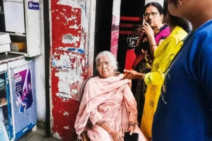 हजारीबाग में सनसनी: जैन धर्मशाला के पास बुजुर्ग महिला से ₹8 लाख के जेवर ठगे, CCTV में कैद हुई वारदात