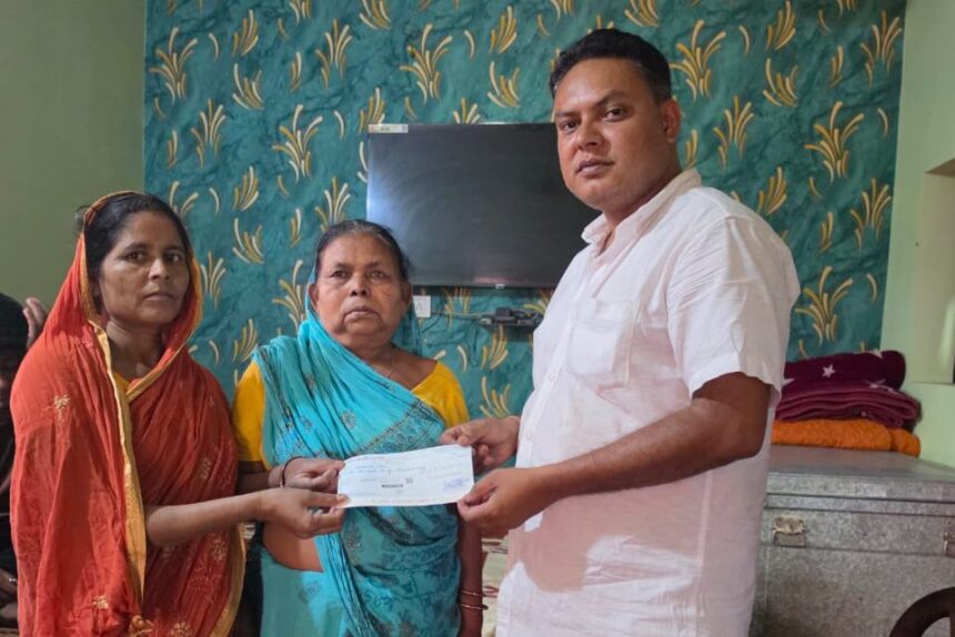 मजदूर संगठन के संघर्ष के आगे झुका हजारीबाग नगर निगम; मृतक कर्मी दीपक कुमार की पत्नी को मिला मुआवजा