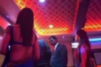रांची के लालपुर में पुलिस का बड़ा एक्शन: देर रात तक चल रहे रूफटॉप 'धुनकी बार' पर पड़ा छापा, संचालन कराया बंद