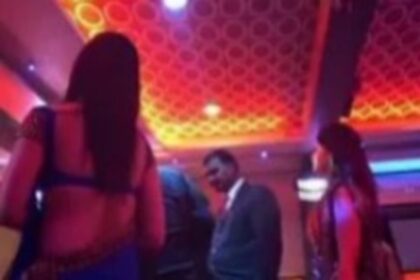 रांची के लालपुर में पुलिस का बड़ा एक्शन: देर रात तक चल रहे रूफटॉप 'धुनकी बार' पर पड़ा छापा, संचालन कराया बंद