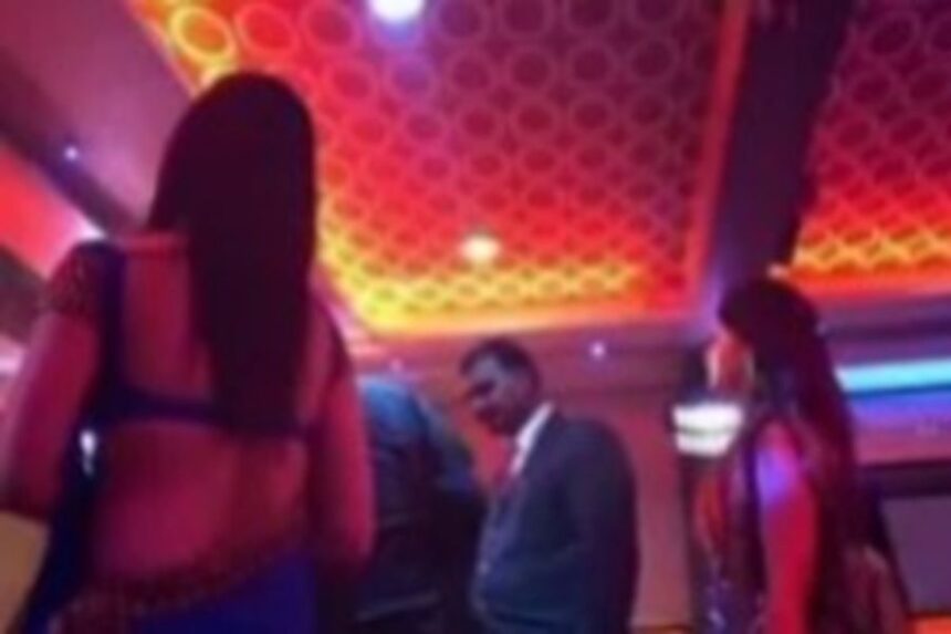 रांची के लालपुर में पुलिस का बड़ा एक्शन: देर रात तक चल रहे रूफटॉप 'धुनकी बार' पर पड़ा छापा, संचालन कराया बंद