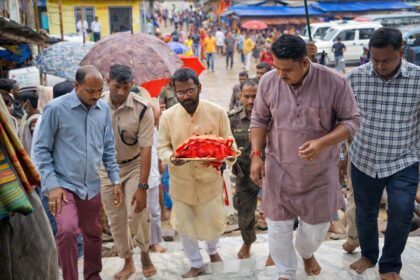 राज्यसभा चुनाव में ऐतिहासिक जीत के बाद मां दिउड़ी के दरबार पहुंचे सांसद बैद्यनाथ राम; परिवार संग की विशेष पूजा-अर्चना