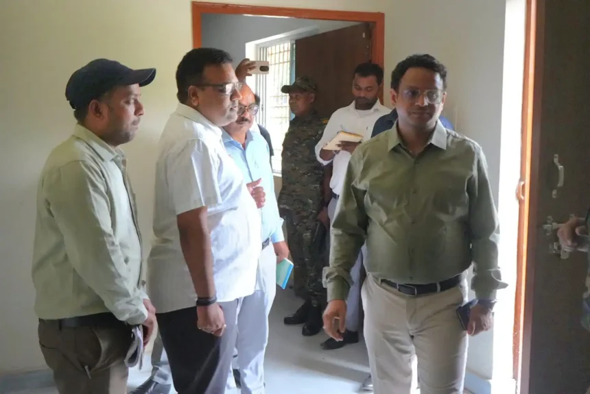 उपायुक्त ने नवनिर्मित पुस्तकालय का किया निरीक्षण: गुणवत्तापूर्ण मूलभूत सुविधाएं सुदृढ़ करने के दिए निर्देश