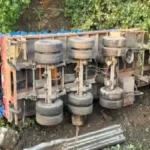 Hazaribagh Danua Ghati Road Accident: हजारीबाग के चौपारण अंतर्गत दनुआ घाटी में बुधवार को 5 गाड़ियां आपस में टकराईं। पाइप लदा ट्रक पलटने से लगा महाजाम। चौपारण पुलिस ने खुलवाया रास्ता।