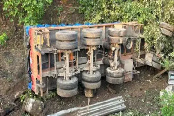 Hazaribagh Danua Ghati Road Accident: हजारीबाग के चौपारण अंतर्गत दनुआ घाटी में बुधवार को 5 गाड़ियां आपस में टकराईं। पाइप लदा ट्रक पलटने से लगा महाजाम। चौपारण पुलिस ने खुलवाया रास्ता।